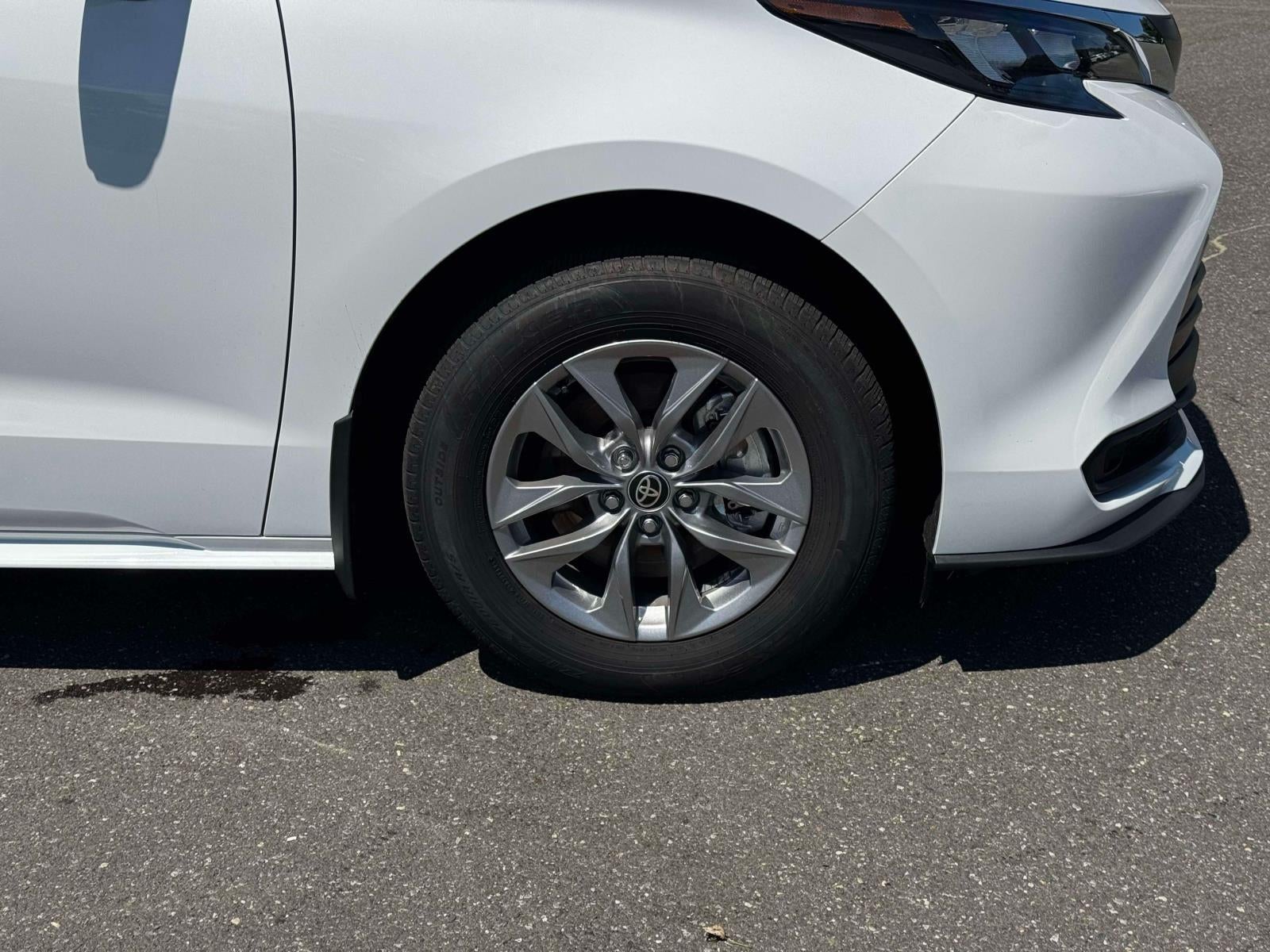 2025 Toyota Sienna LE