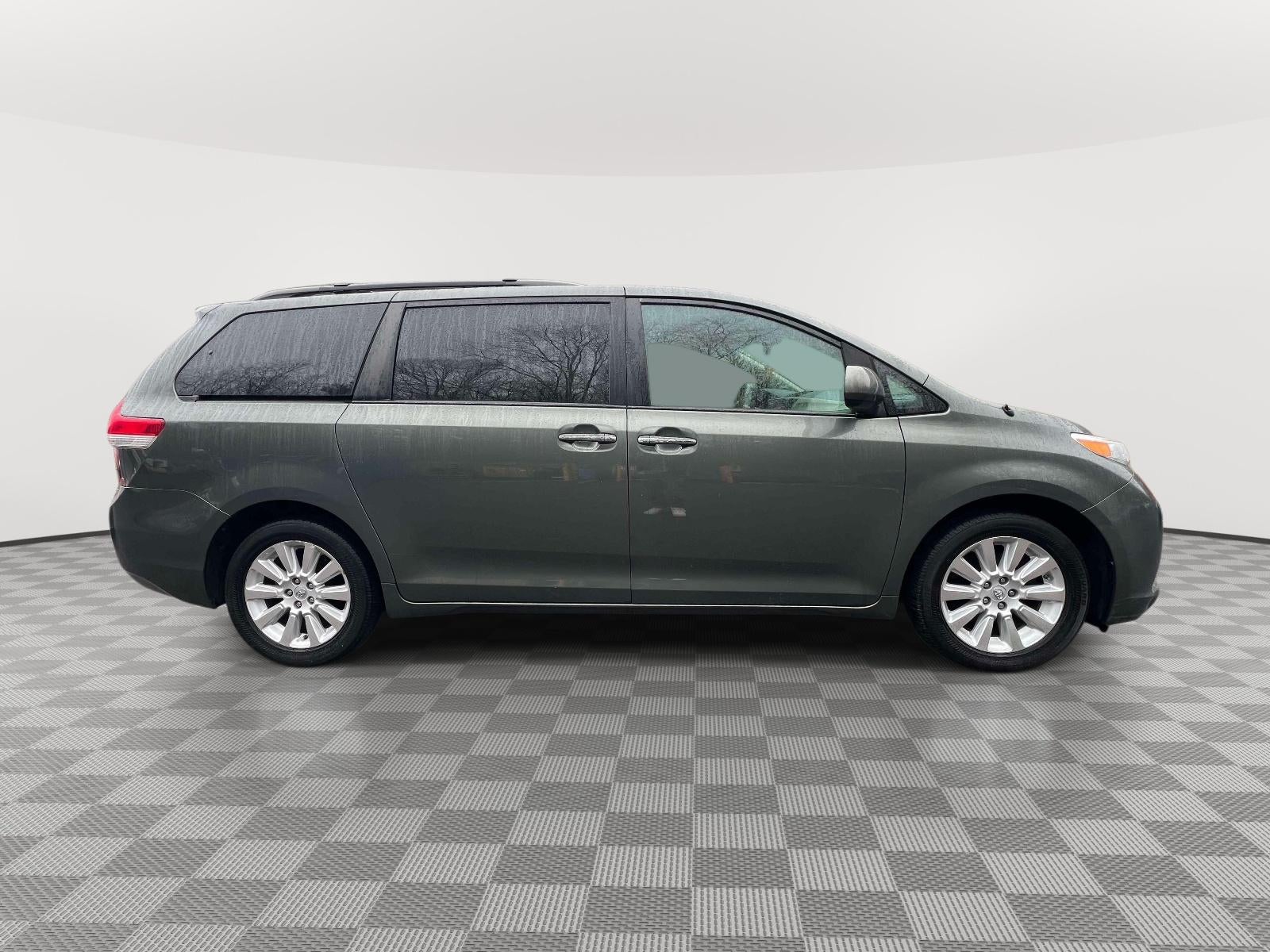 2014 Toyota Sienna XLE 7 Passenger