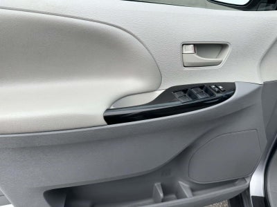 2012 Toyota Sienna LE V6 8 Passenger