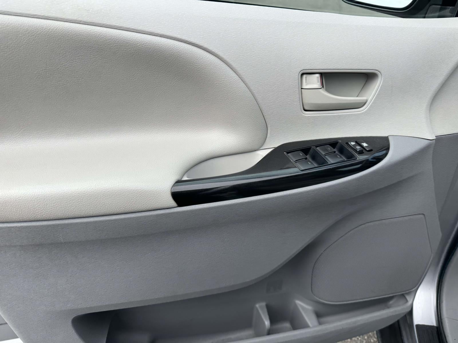 2012 Toyota Sienna LE V6 8 Passenger