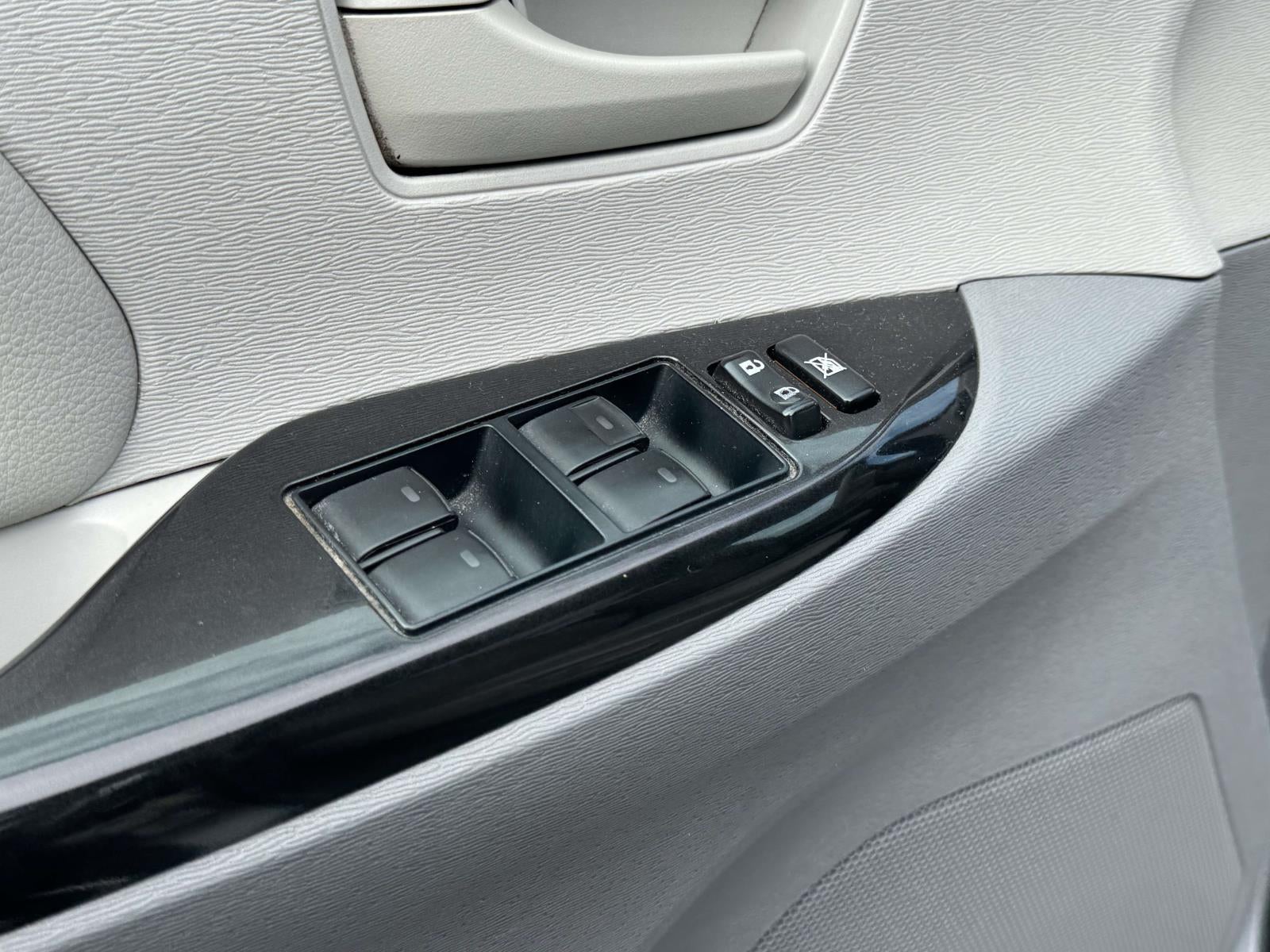 2012 Toyota Sienna LE V6 8 Passenger