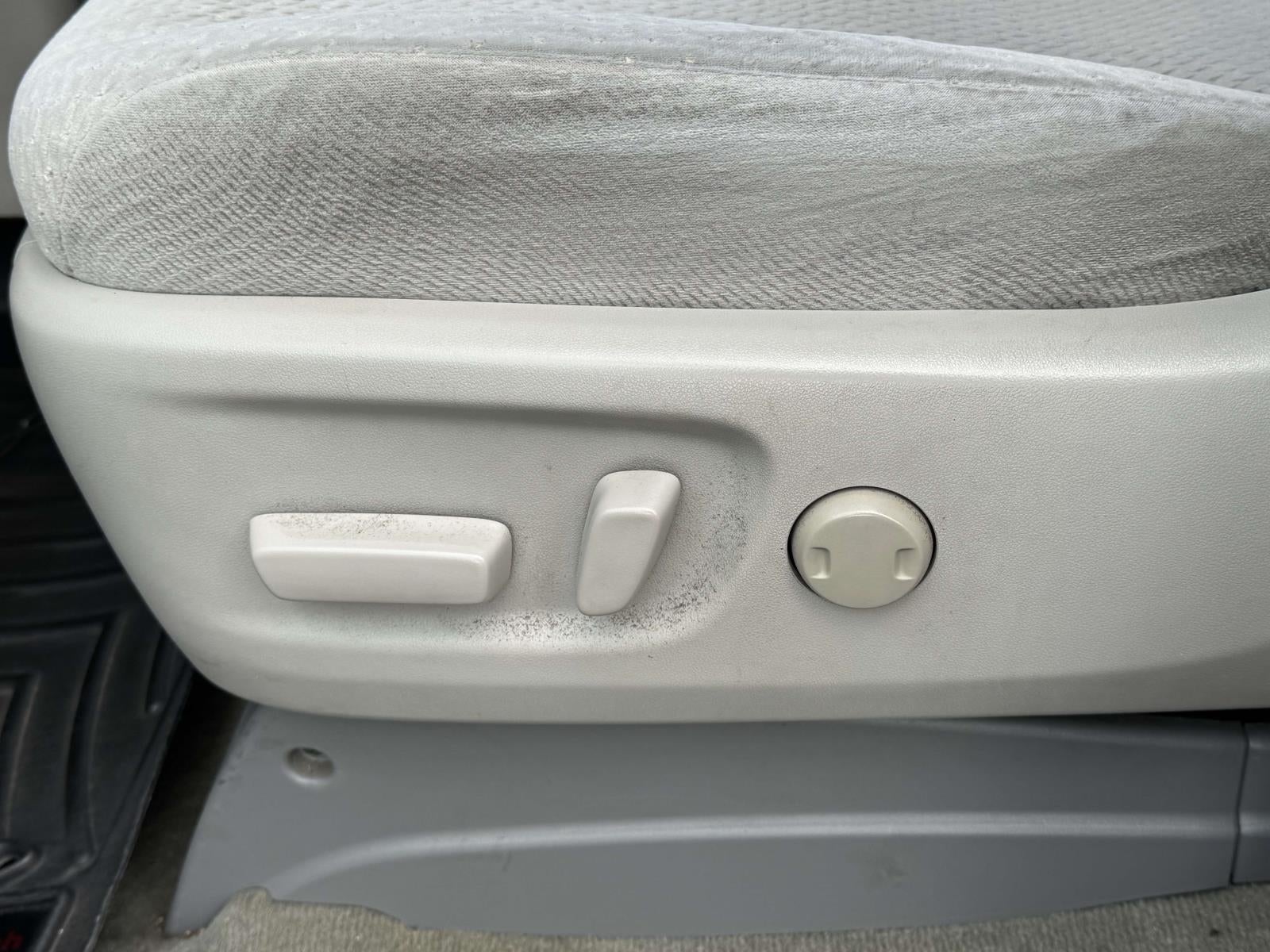 2012 Toyota Sienna LE V6 8 Passenger