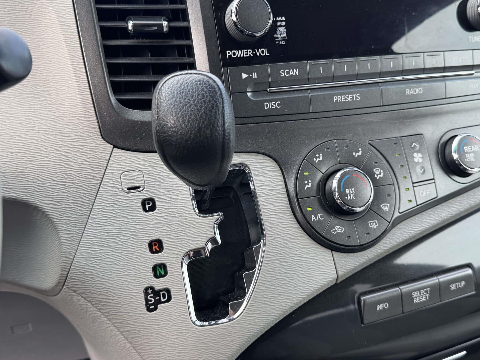 2012 Toyota Sienna LE V6 8 Passenger