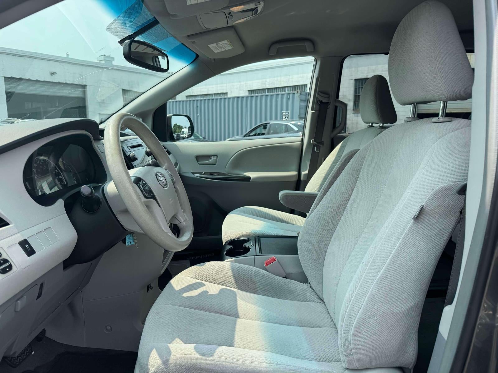 2014 Toyota Sienna LE V6 8 Passenger