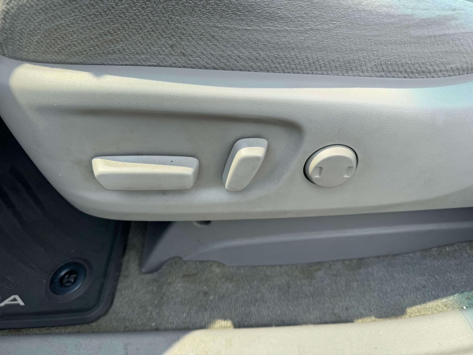 2014 Toyota Sienna LE V6 8 Passenger