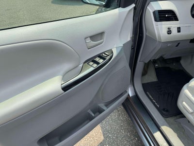 2014 Toyota Sienna LE V6 8 Passenger