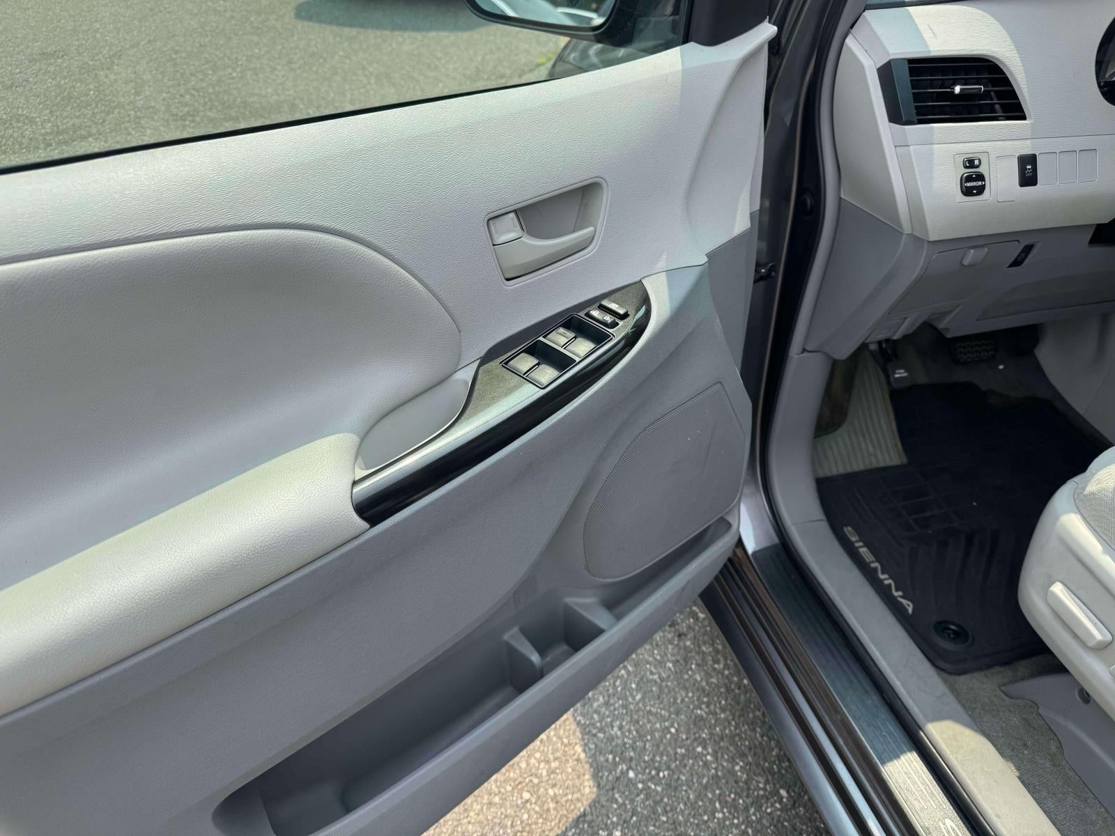 2014 Toyota Sienna LE V6 8 Passenger