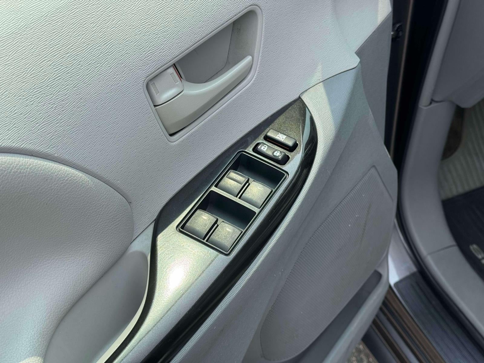 2014 Toyota Sienna LE V6 8 Passenger