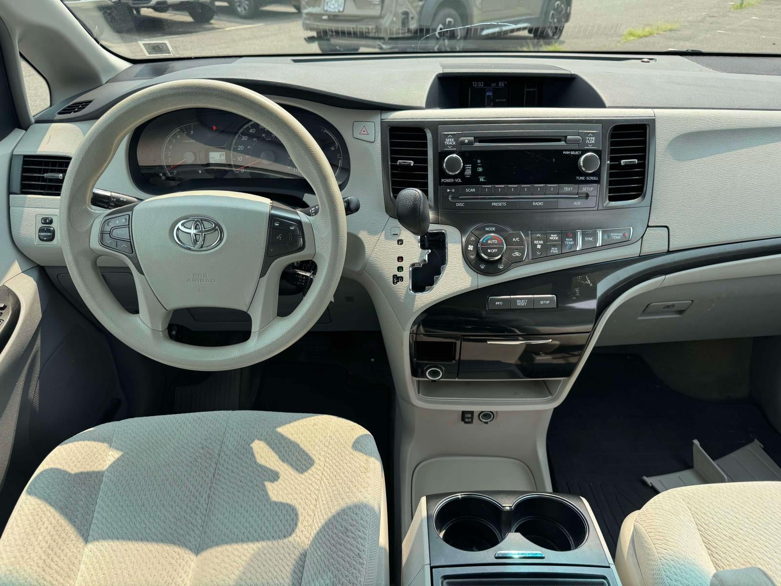 2014 Toyota Sienna LE V6 8 Passenger