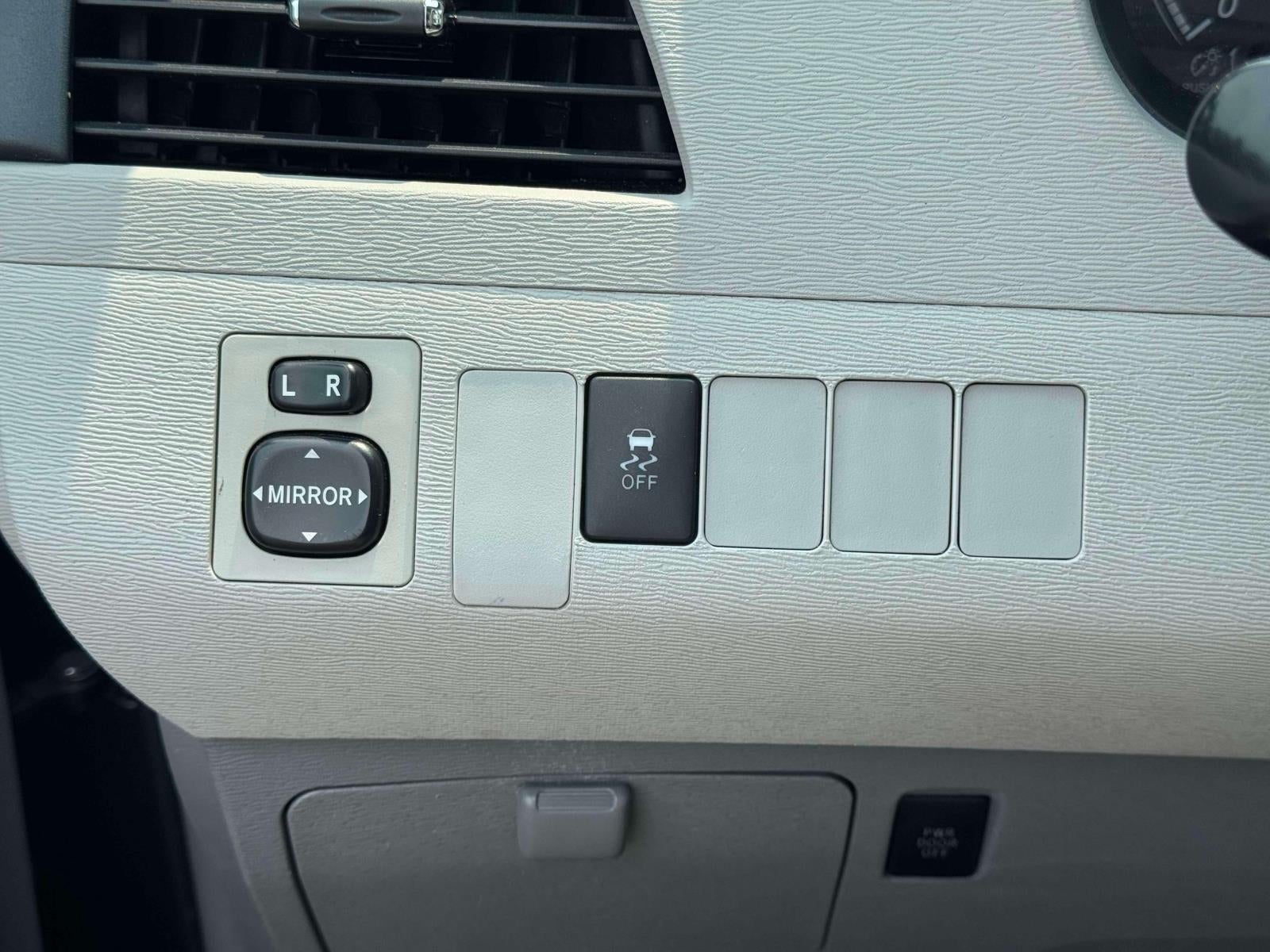 2014 Toyota Sienna LE V6 8 Passenger