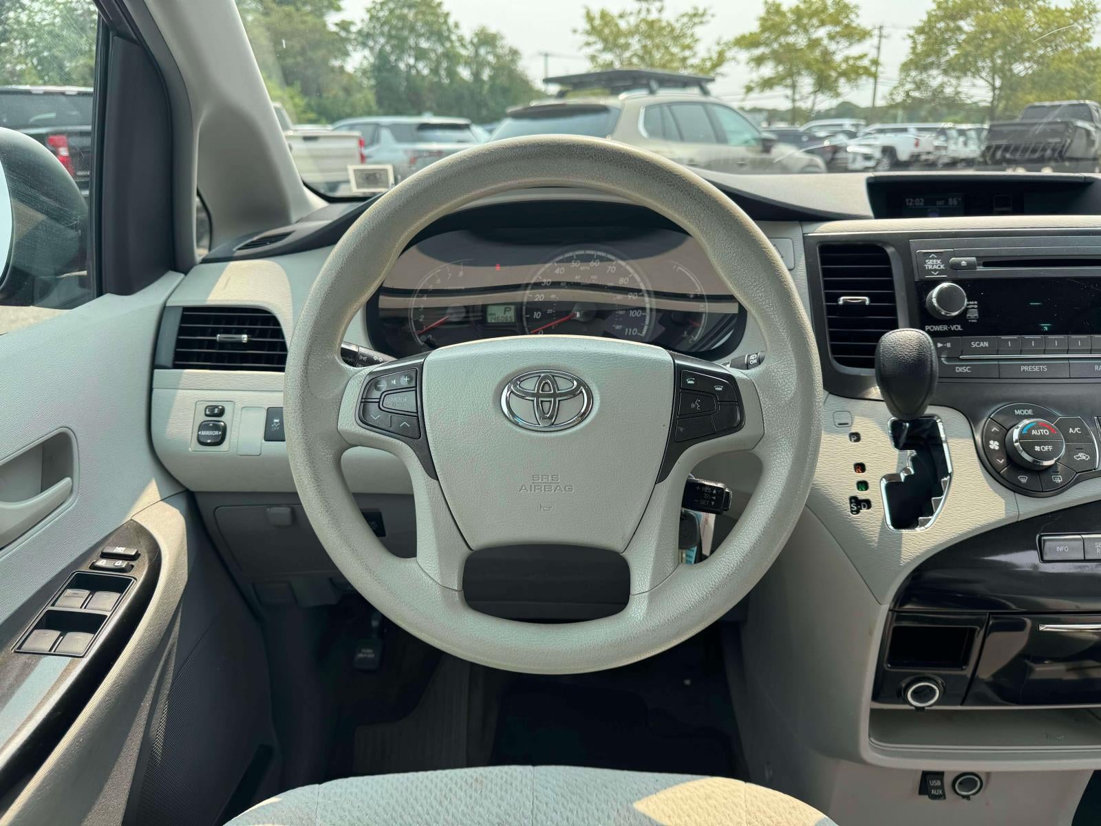 2014 Toyota Sienna LE V6 8 Passenger