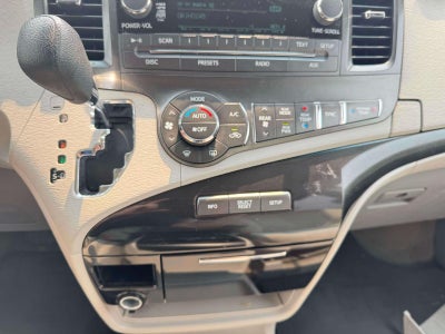 2014 Toyota Sienna LE V6 8 Passenger