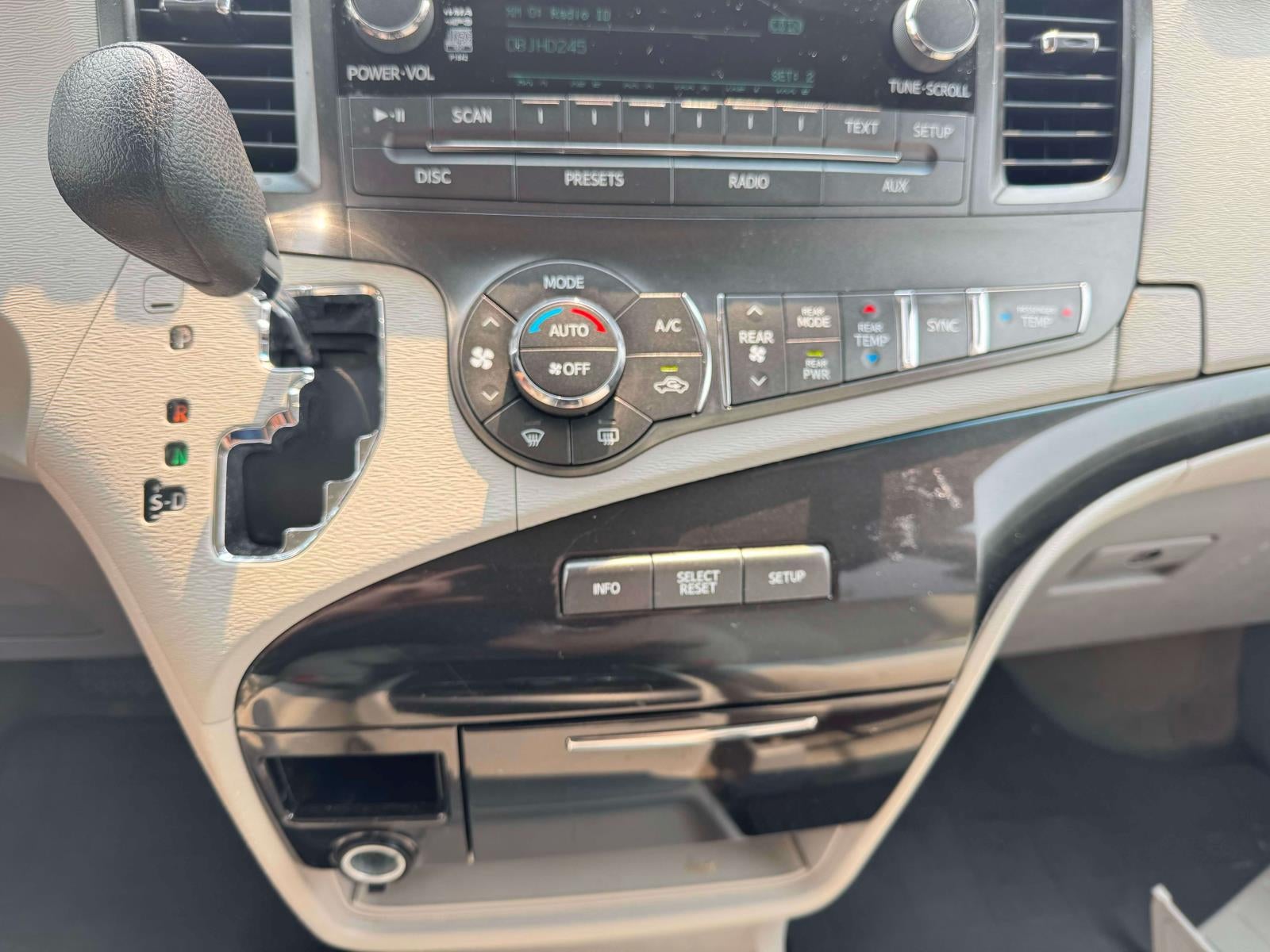 2014 Toyota Sienna LE V6 8 Passenger