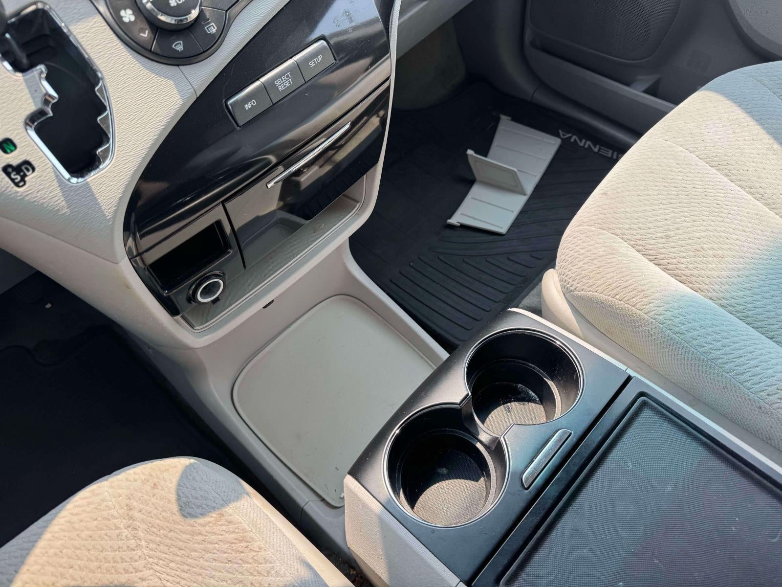 2014 Toyota Sienna LE V6 8 Passenger