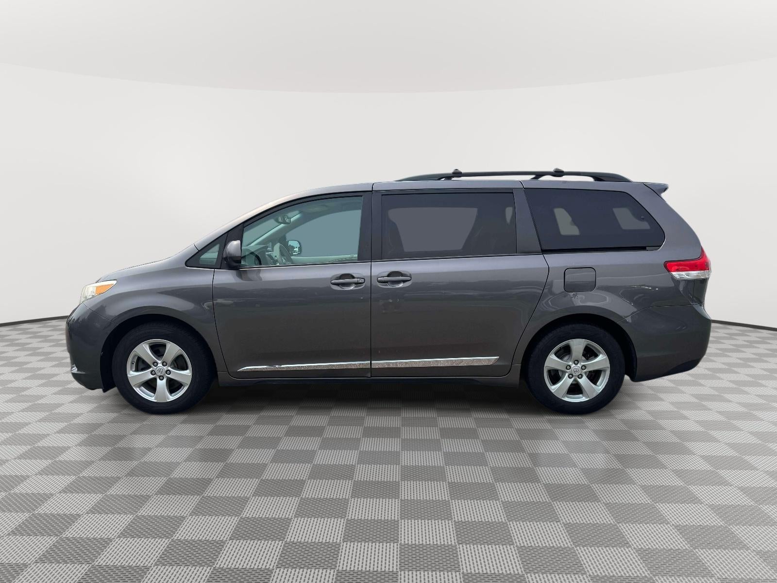 2014 Toyota Sienna LE V6 8 Passenger