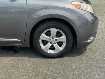 2014 Toyota Sienna LE V6 8 Passenger