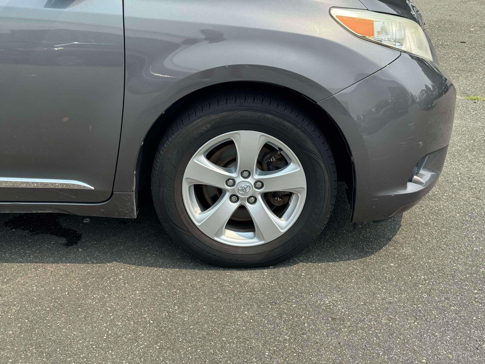 2014 Toyota Sienna LE V6 8 Passenger