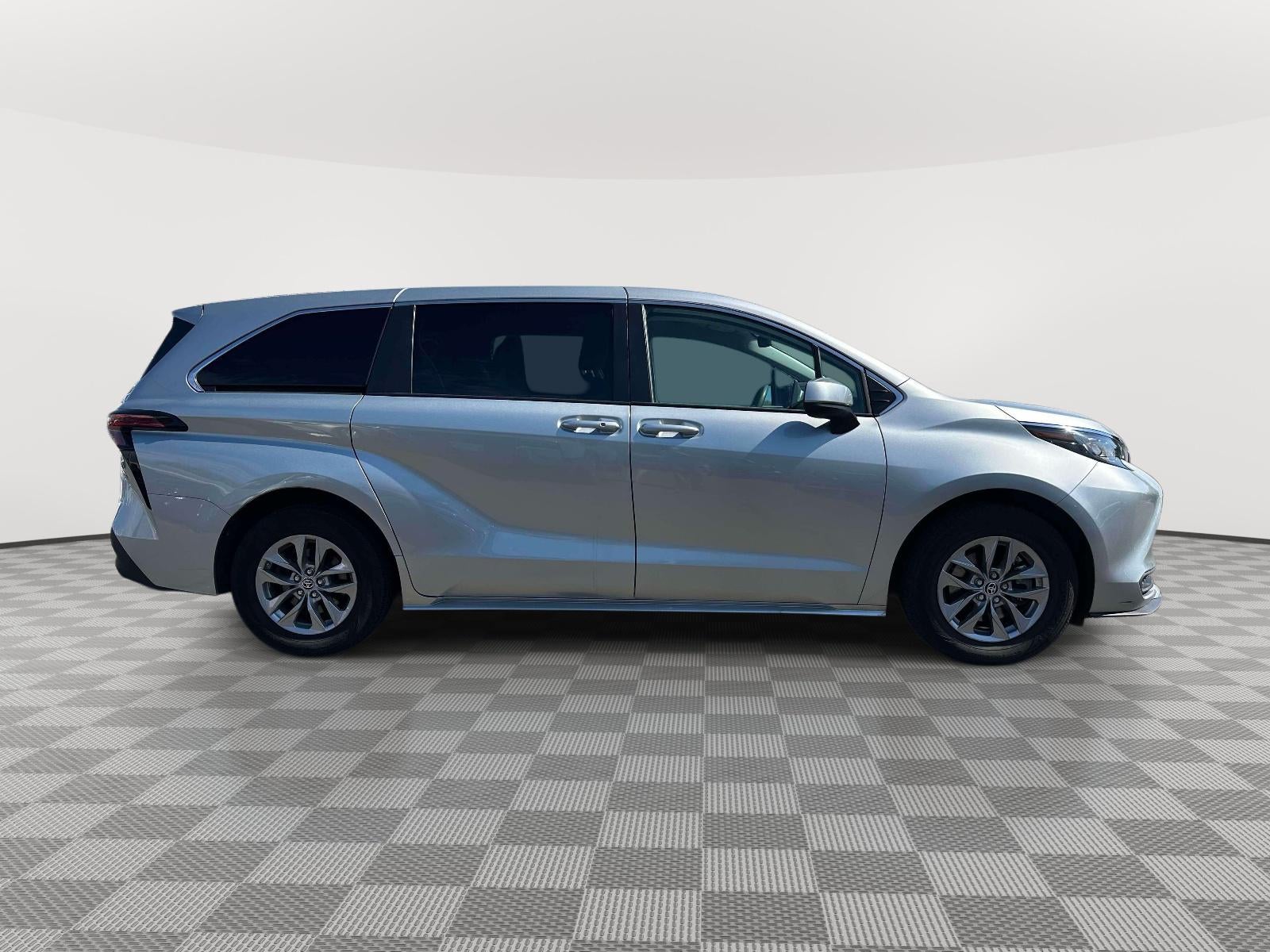 2022 Toyota Sienna LE