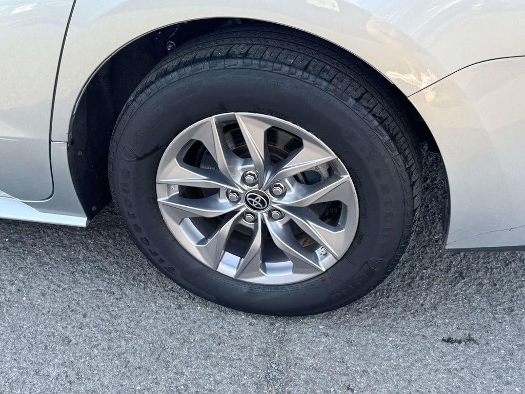 2022 Toyota Sienna LE