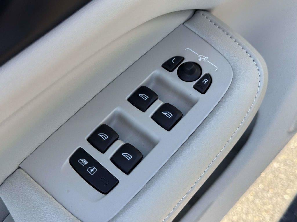 2024 Volvo S60 B5 Plus Dark Theme
