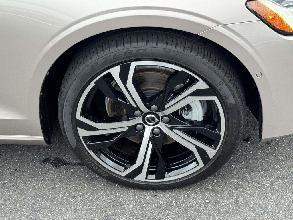 2024 Volvo S60 B5 Plus Dark Theme