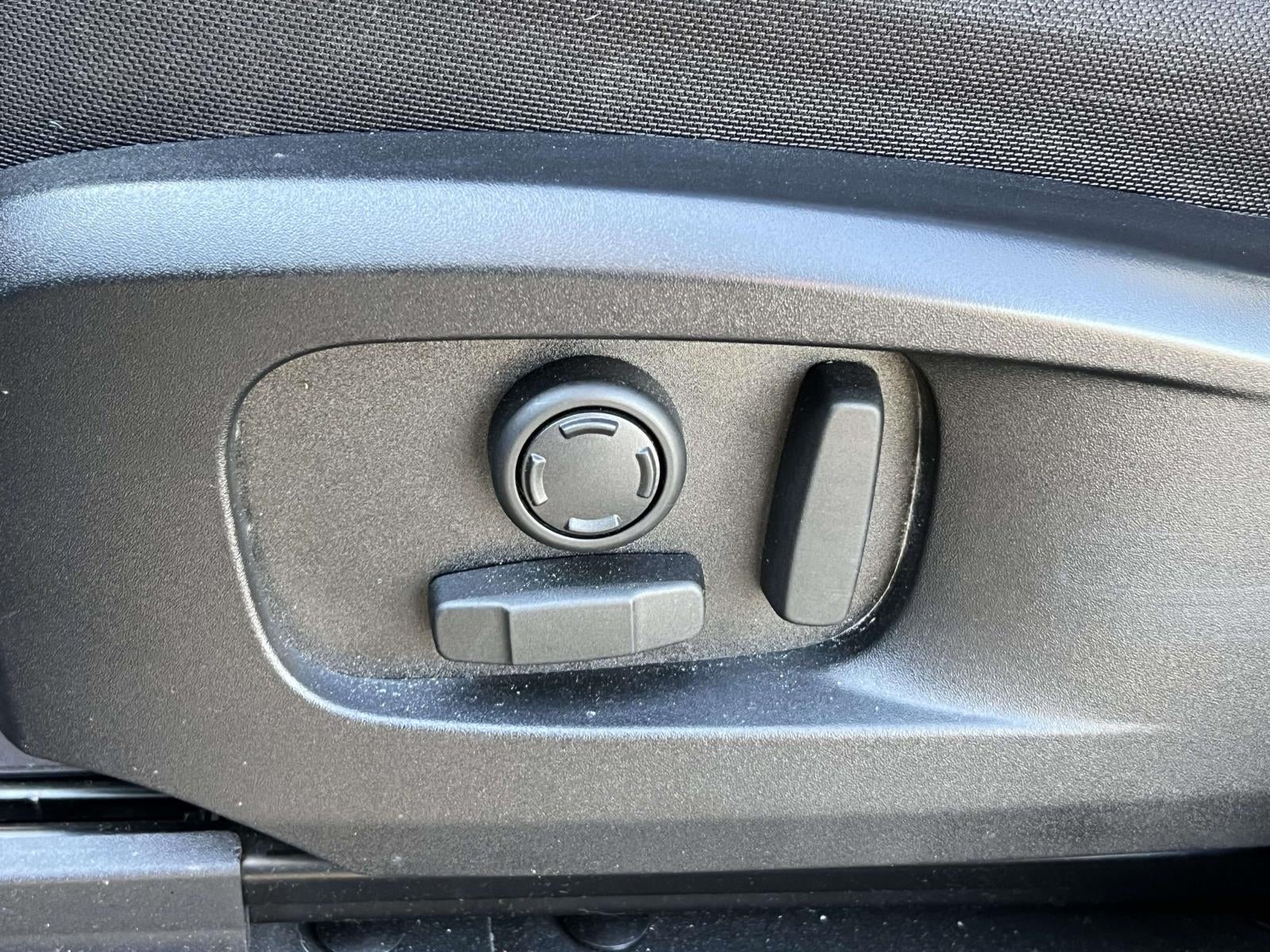 2025 Land Rover Defender 110 P300