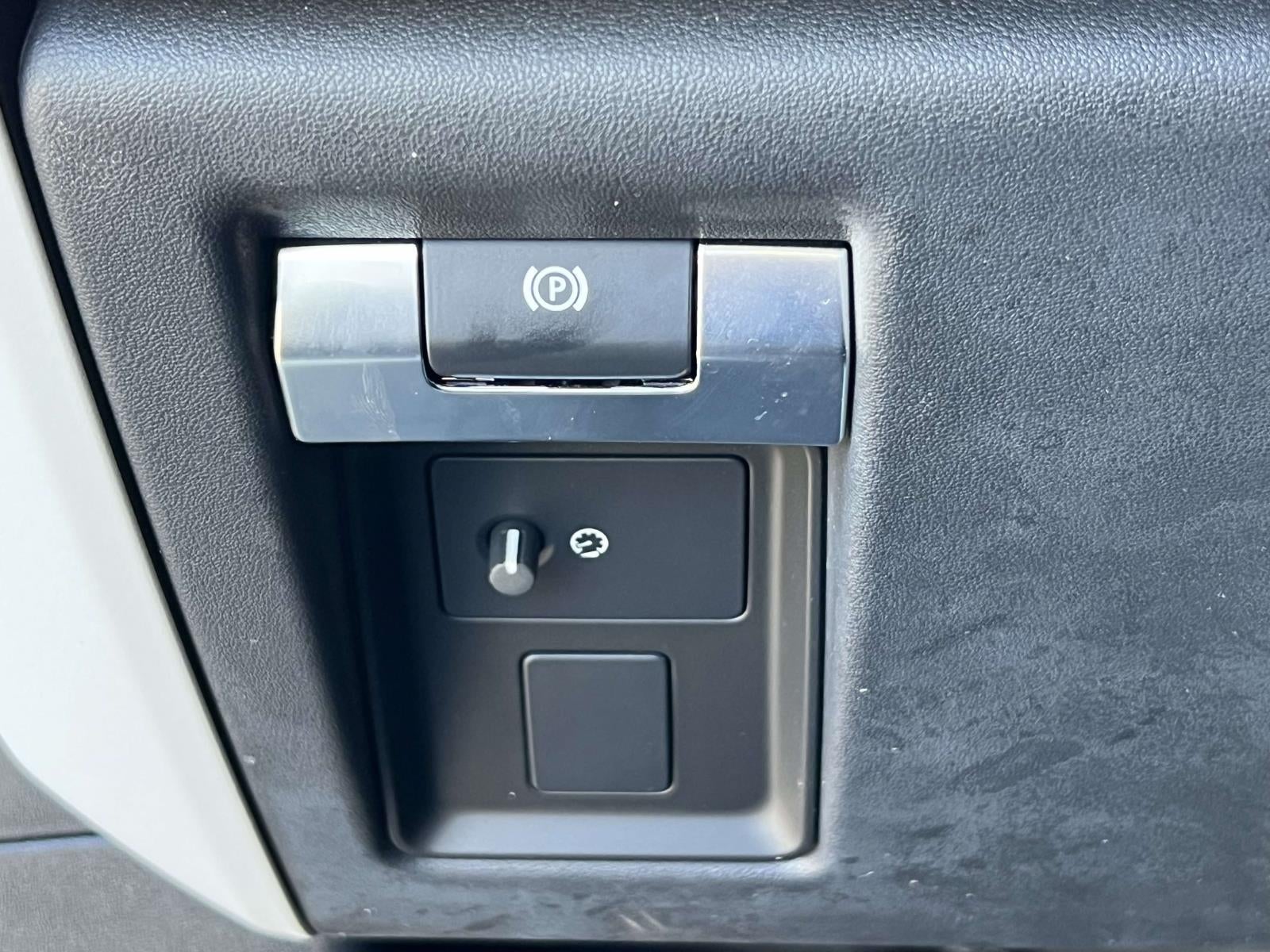 2025 Land Rover Defender 110 P300