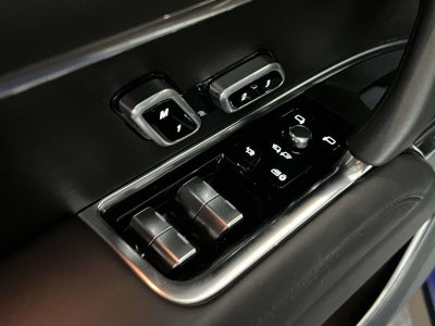 2025 Land Rover Range Rover P530 SE 7 Seat