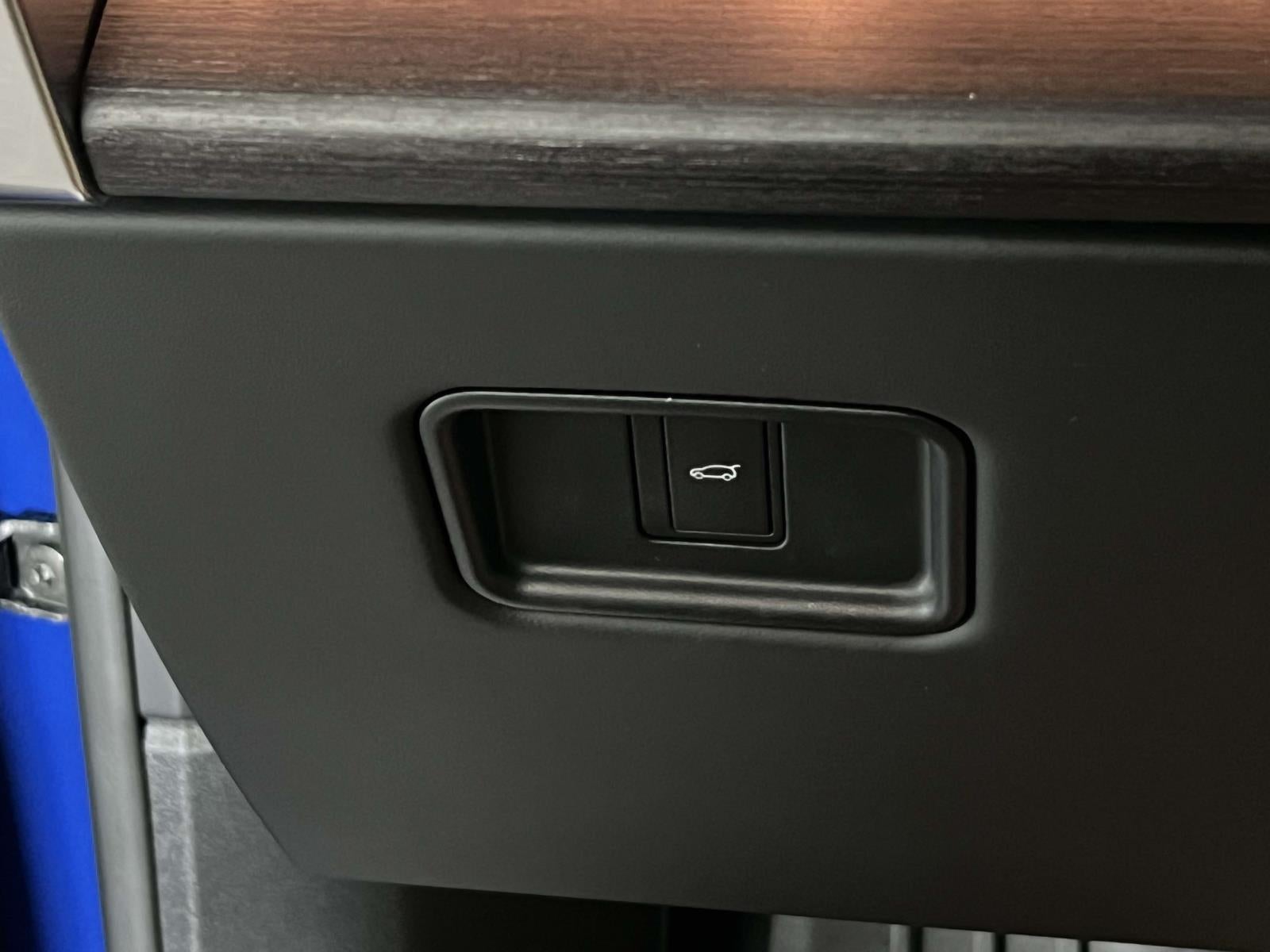 2025 Land Rover Range Rover P530 SE 7 Seat