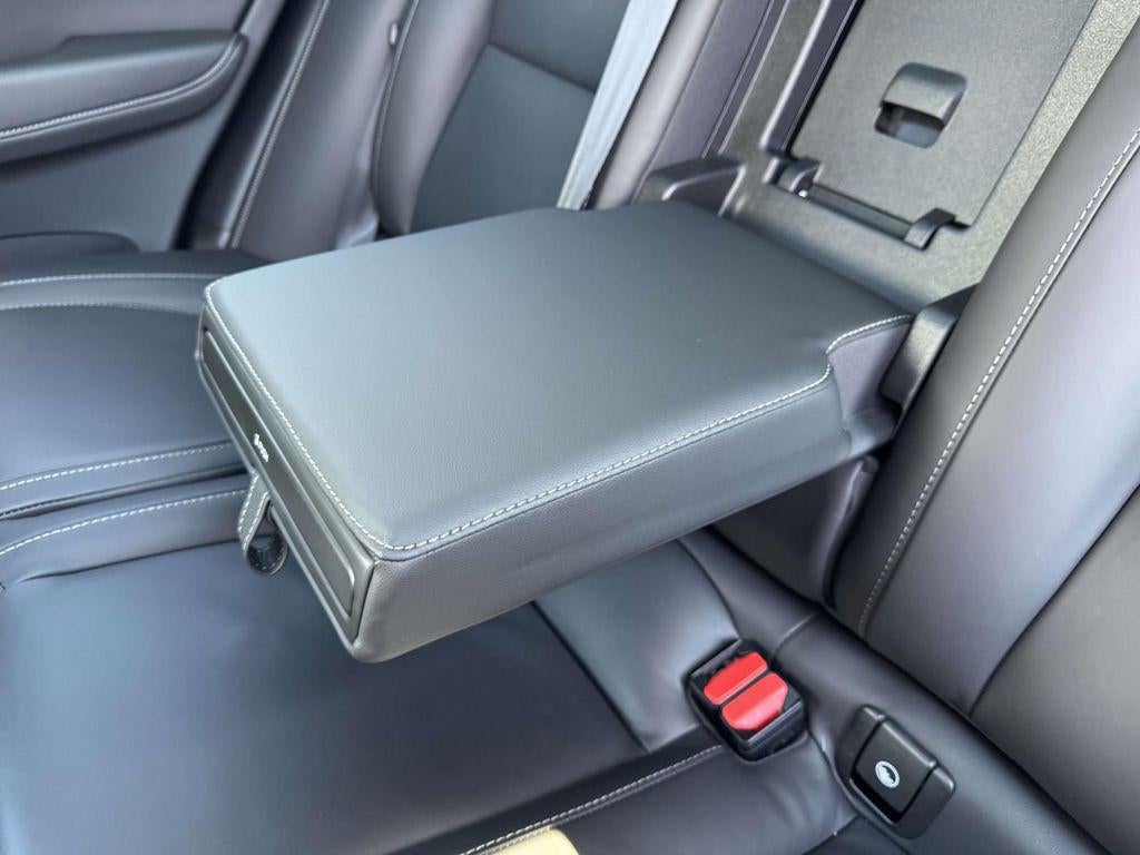 2023 Volvo XC60 B6 Ultimate Dark Theme