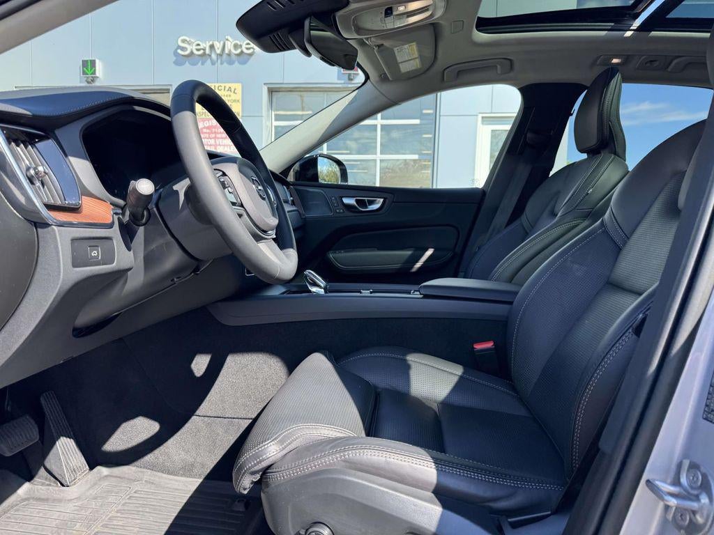 2023 Volvo XC60 B6 Ultimate Dark Theme