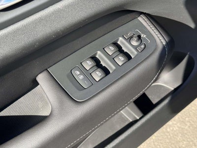 2023 Volvo XC60 B6 Ultimate Dark Theme