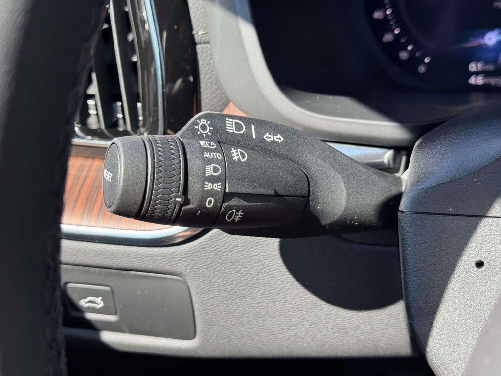 2023 Volvo XC60 B6 Ultimate Dark Theme
