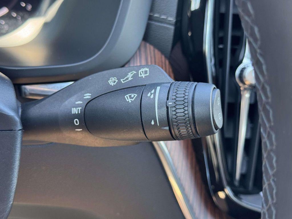 2023 Volvo XC60 B6 Ultimate Dark Theme