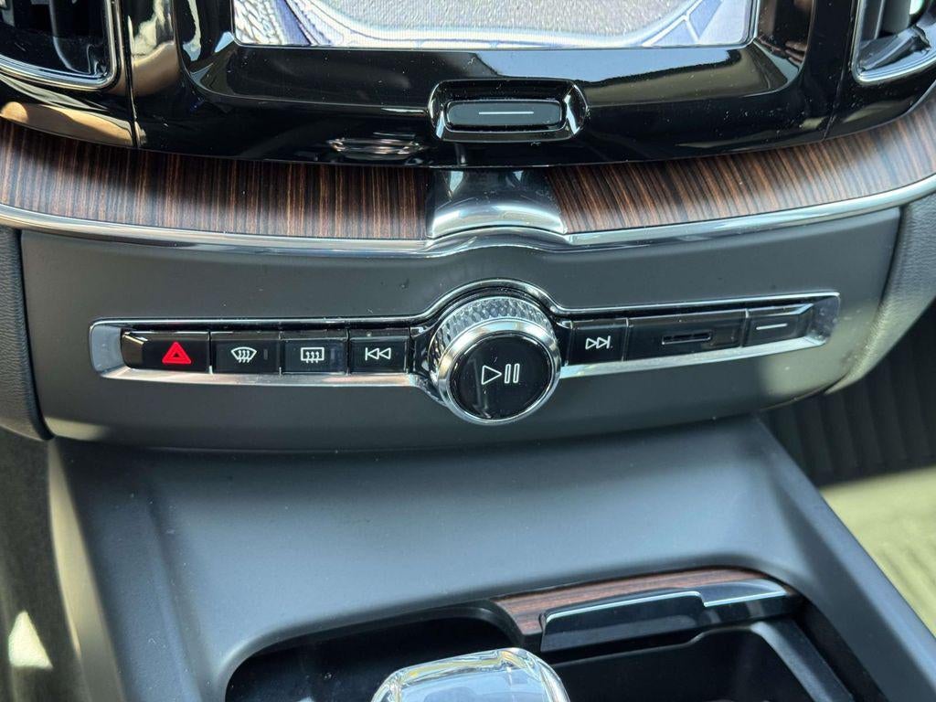 2023 Volvo XC60 B6 Ultimate Dark Theme