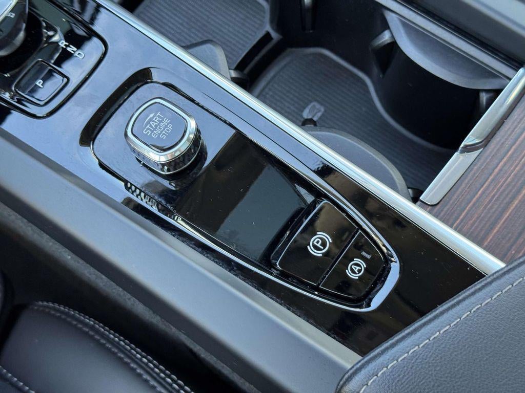 2023 Volvo XC60 B6 Ultimate Dark Theme