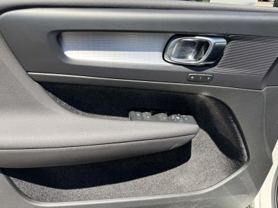 2022 Volvo XC40 T5 Momentum