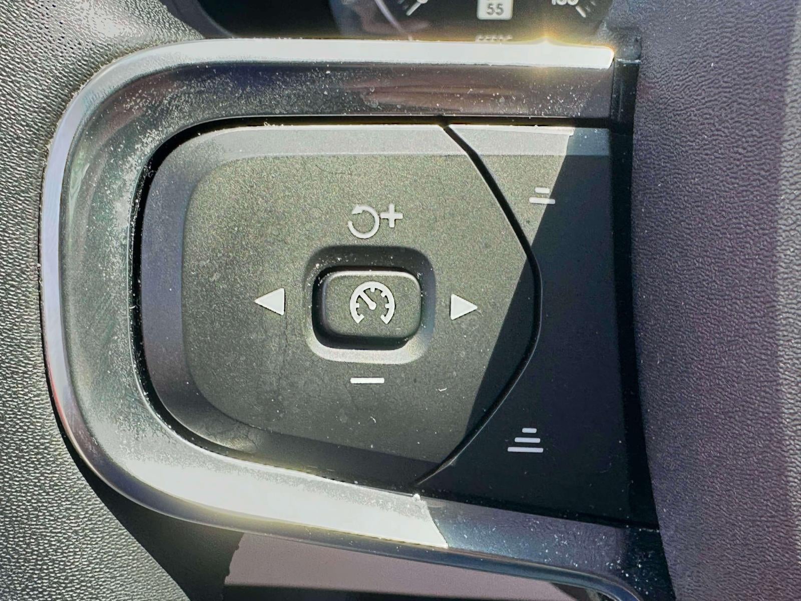 2021 Volvo XC40 T5 Momentum