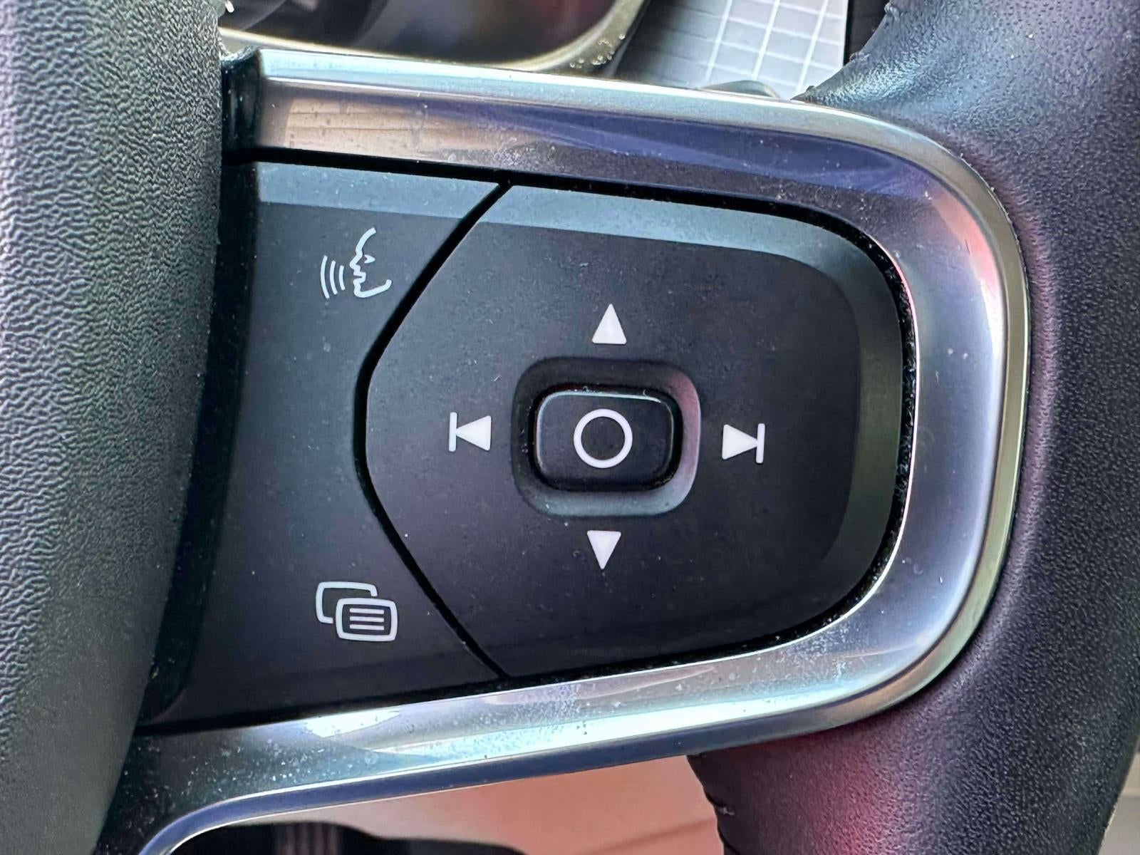 2021 Volvo XC40 T5 Momentum