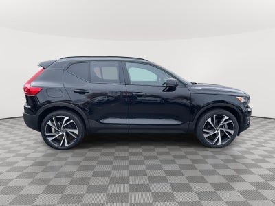 2022 Volvo XC40 T5 R-Design