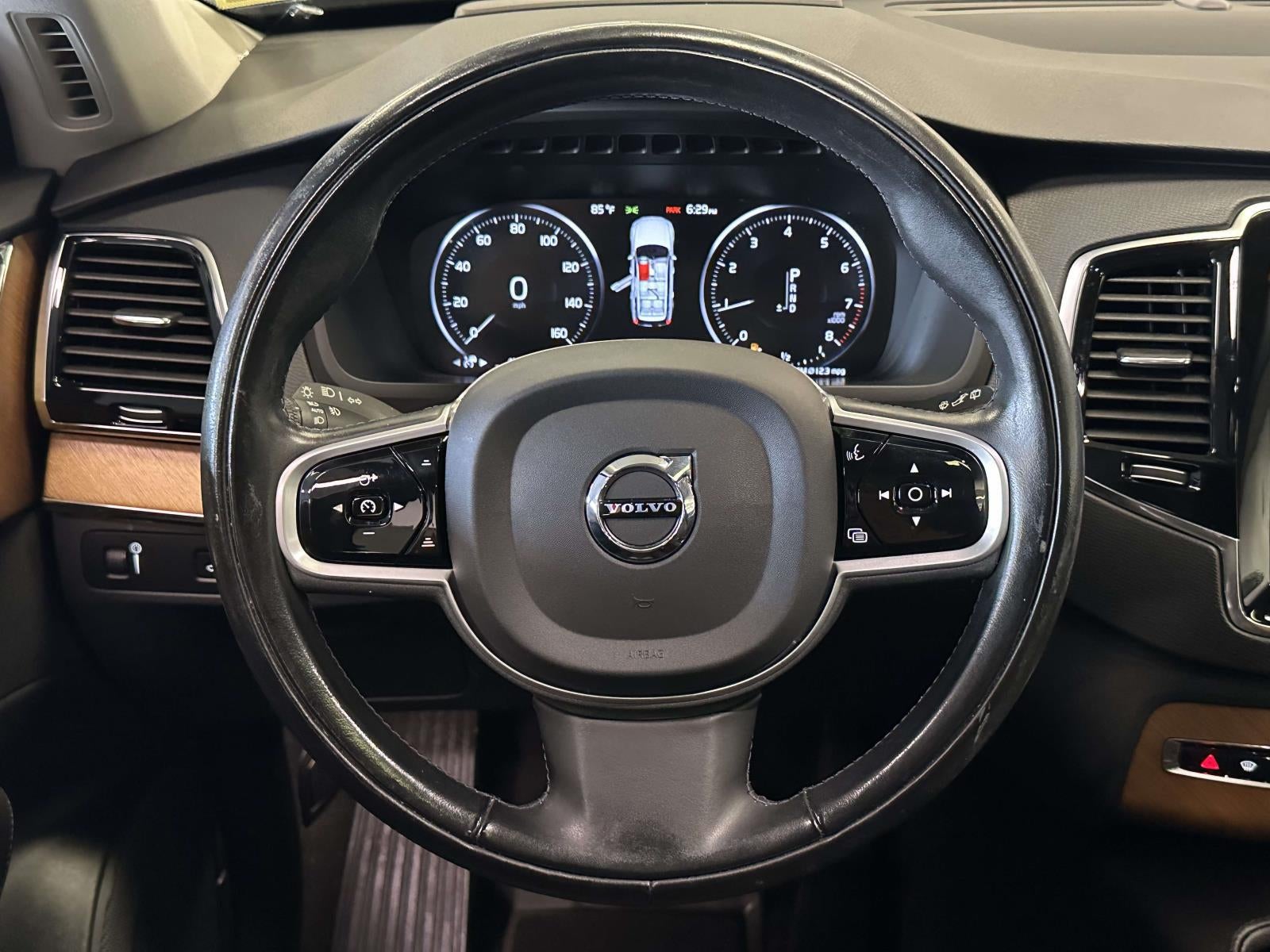 2022 Volvo XC90 T6 Momentum 7 Passenger