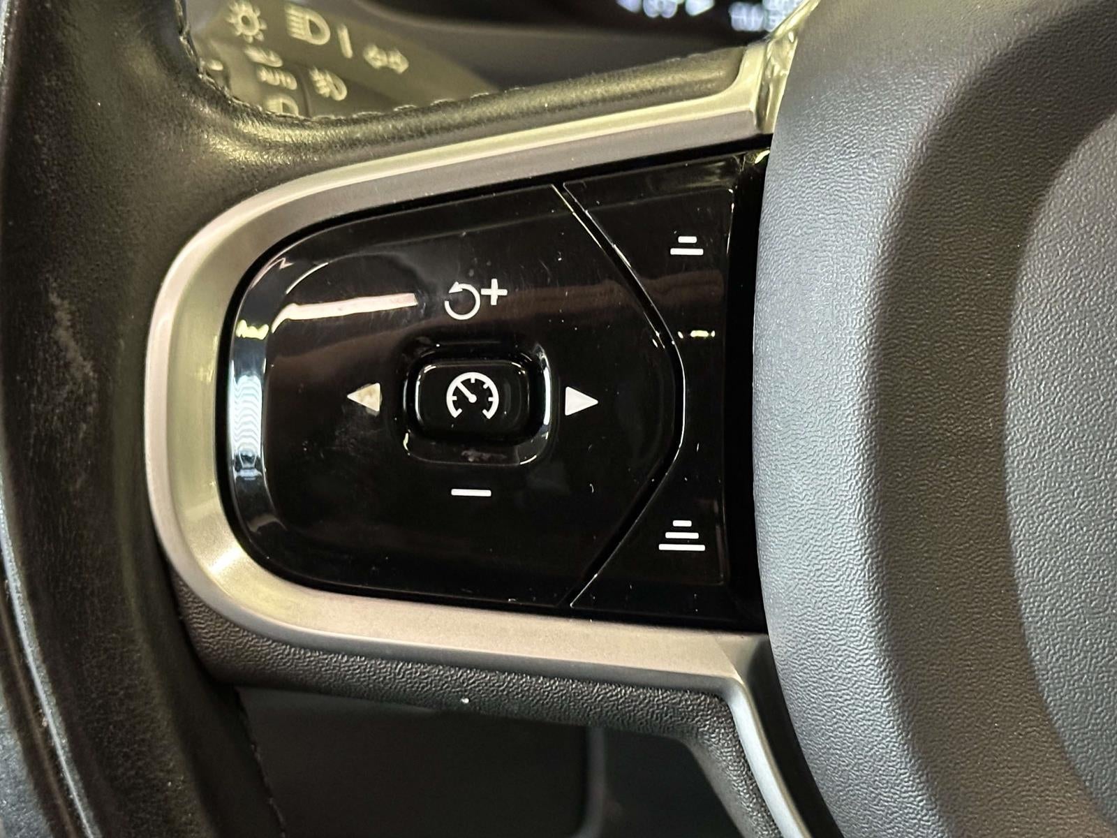 2022 Volvo XC90 T6 Momentum 7 Passenger