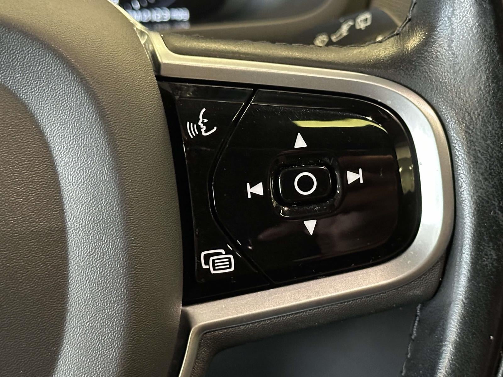 2022 Volvo XC90 T6 Momentum 7 Passenger