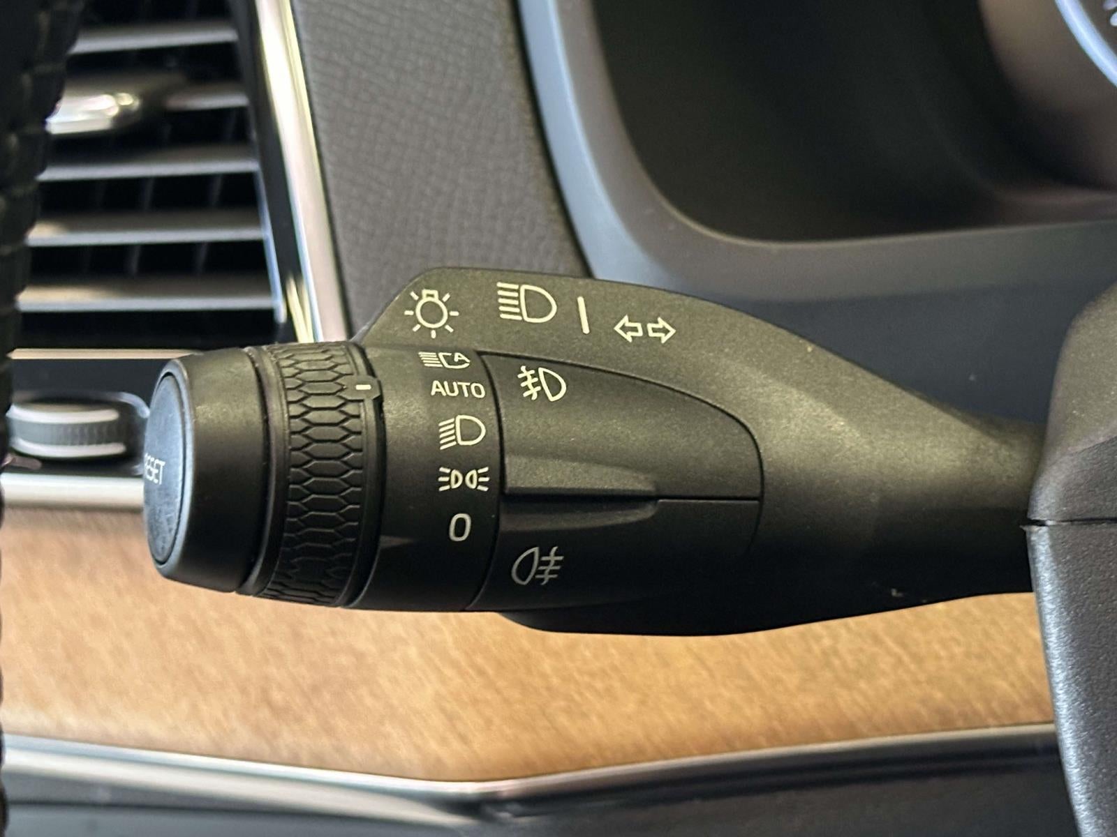 2022 Volvo XC90 T6 Momentum 7 Passenger