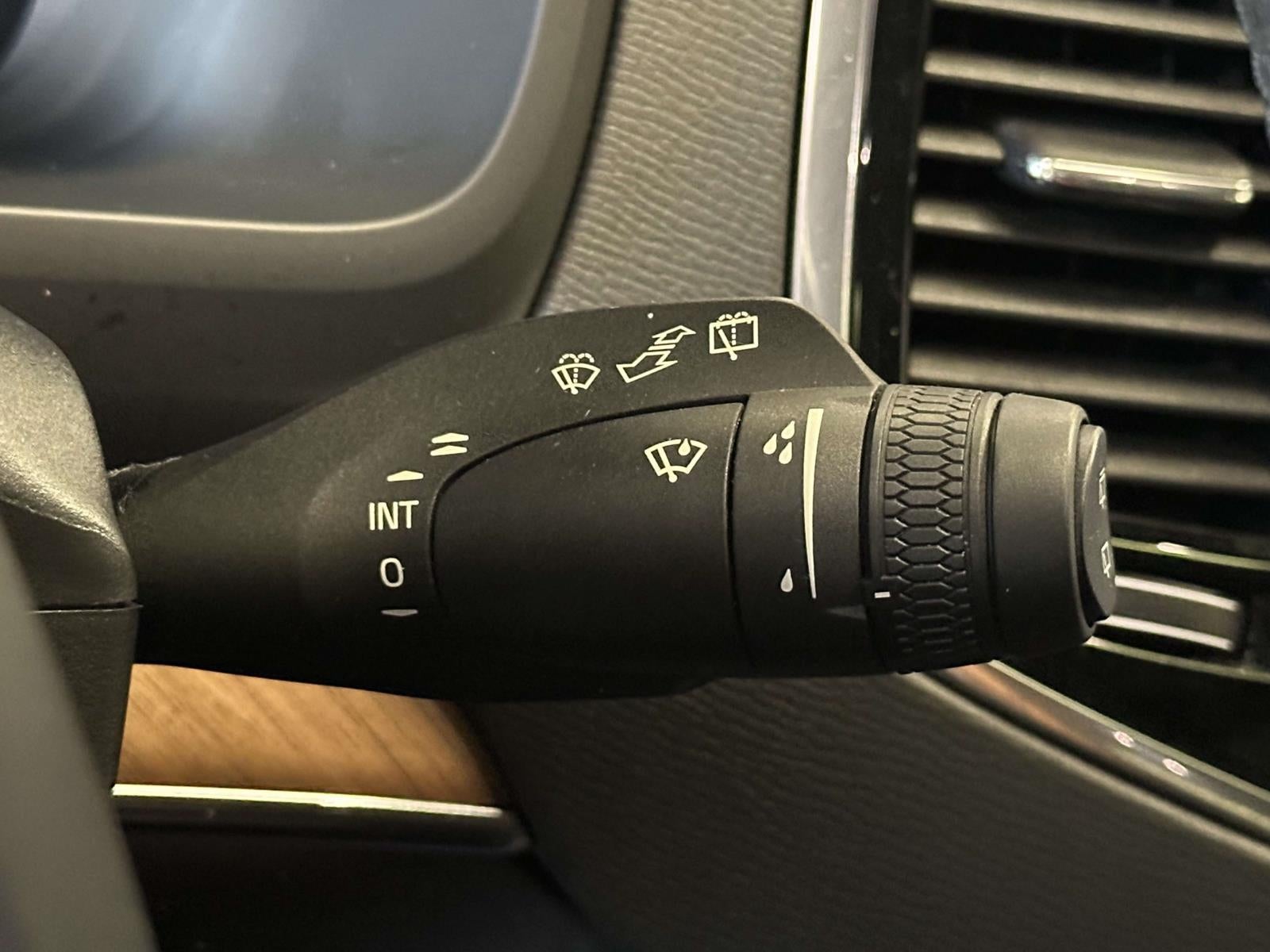 2022 Volvo XC90 T6 Momentum 7 Passenger