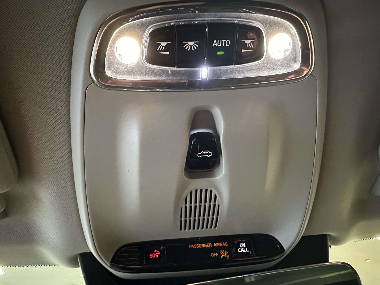 2022 Volvo XC90 T6 Momentum 7 Passenger