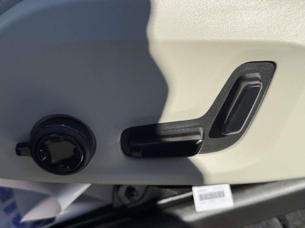 2024 Volvo XC90 Recharge Plug-In Hybrid T8 Ultimate Bright Theme 7-Seater