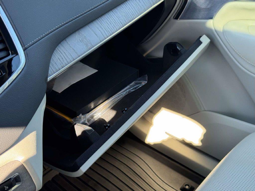 2024 Volvo XC90 Recharge Plug-In Hybrid T8 Ultimate Bright Theme 7-Seater