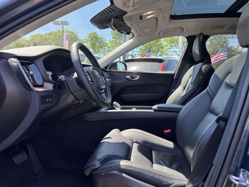 2024 Volvo XC60 Recharge Plug-In Hybrid T8 Ultimate Dark Theme