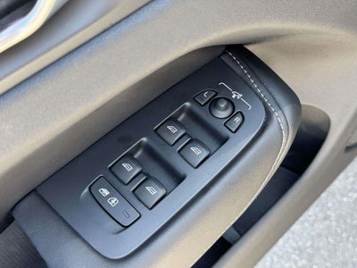 2024 Volvo XC60 Recharge Plug-In Hybrid T8 Ultimate Dark Theme